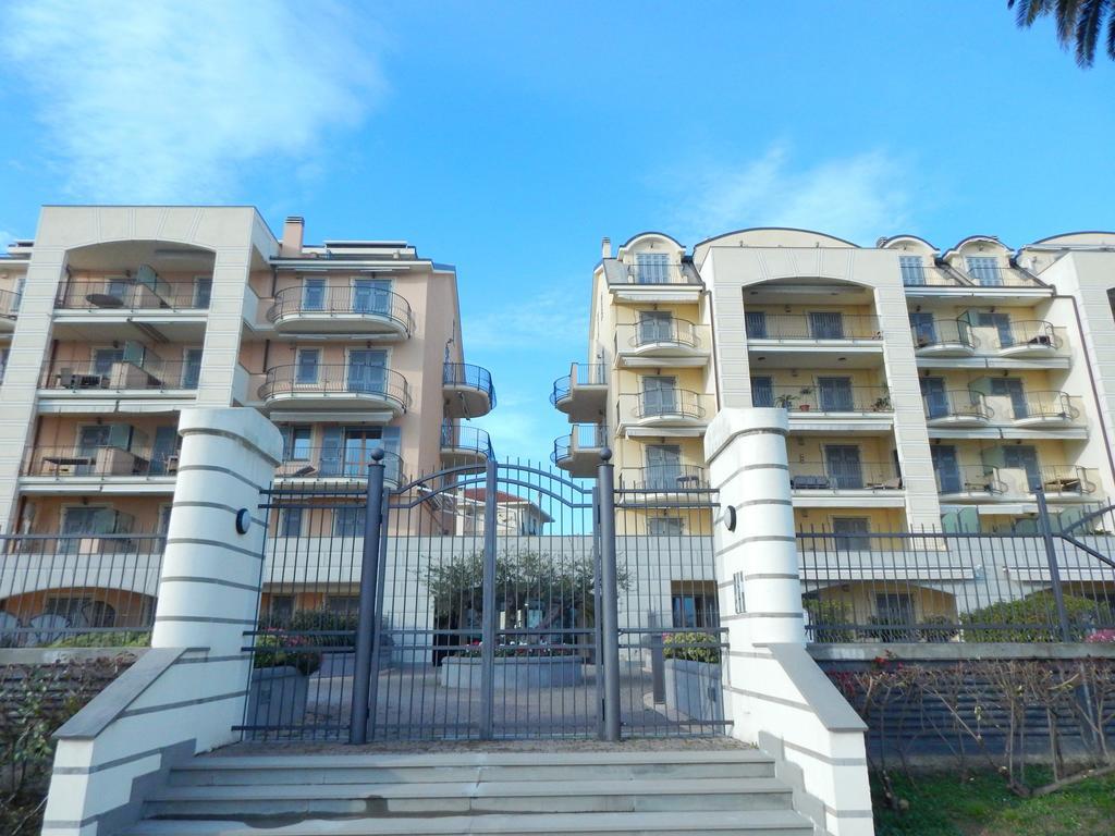 Residence La Perla Finale Ligure Bagian luar foto